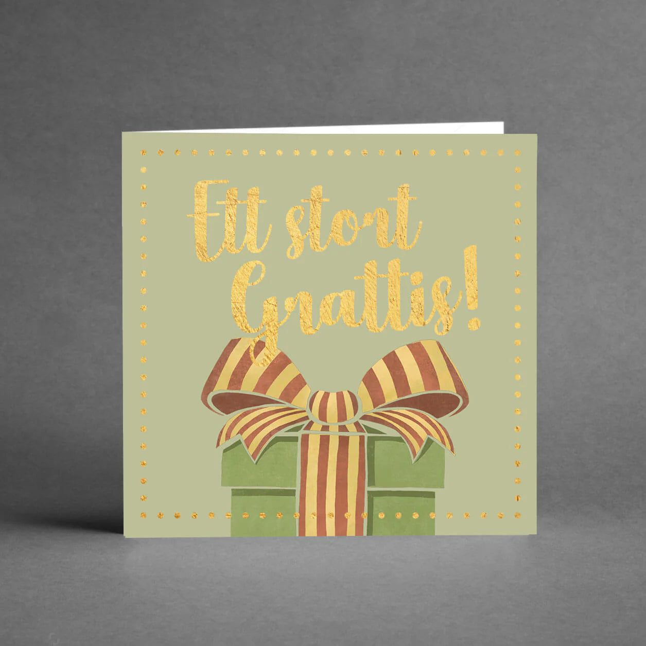 Ett grönt hälsningskort med en present som motiv och texten "Ett stort grattis!".