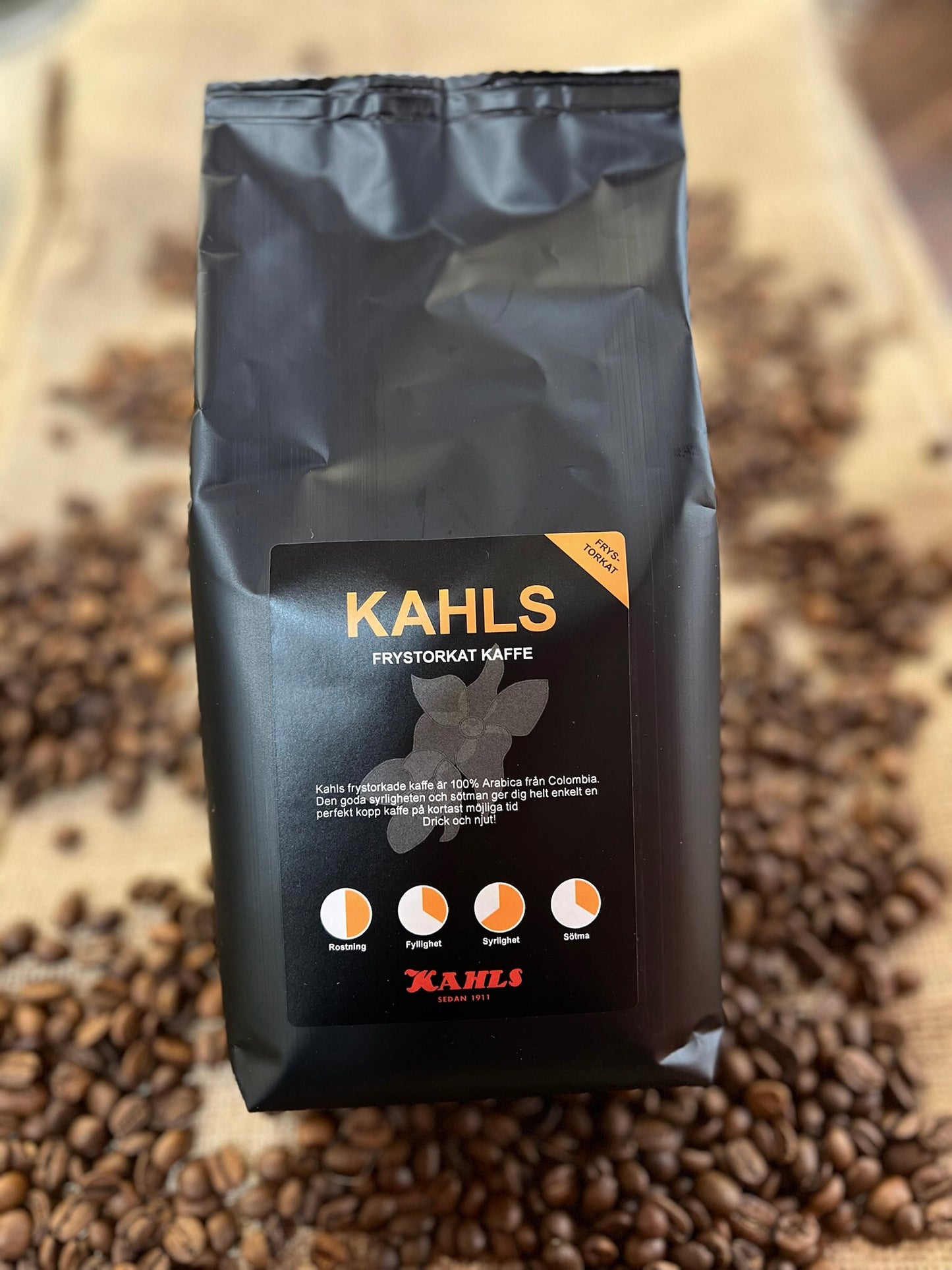 Kahls frystorkade kaffe i en påse på en juteduk med kaffebönor i bakgrunden.