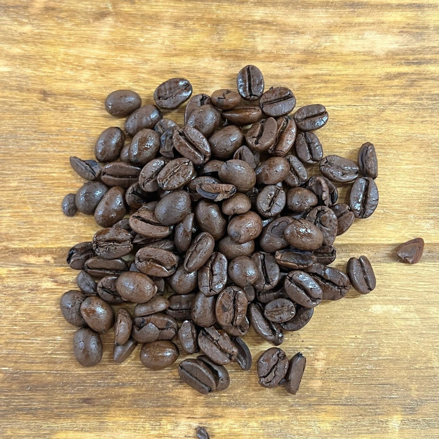Kaffebönor i en hög - monsun malabar