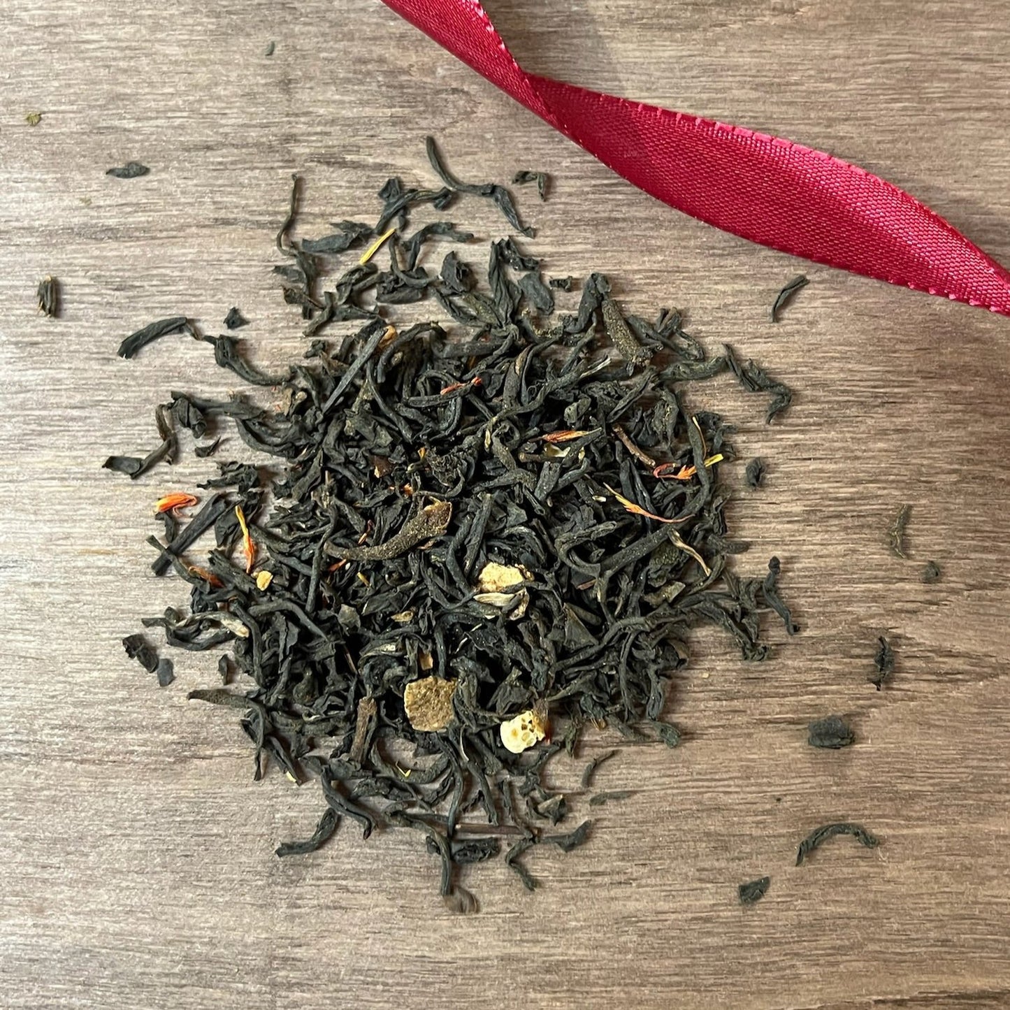 Svart julte på en träbricka där man kan se teets färg och struktur