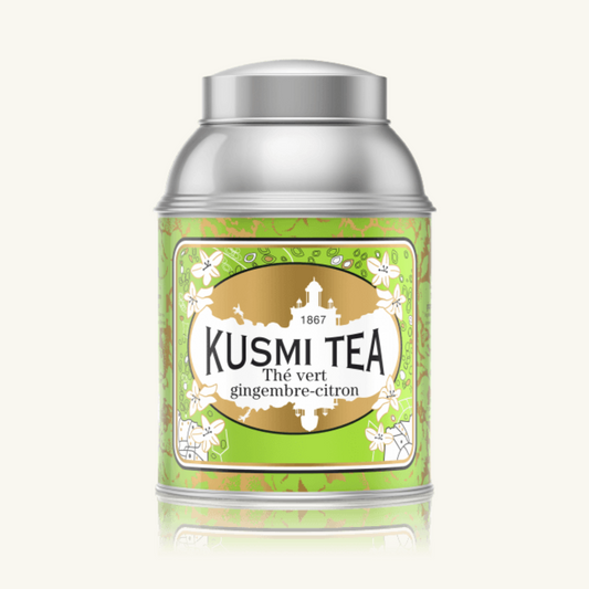 En stor teburk från Kusmi Tea med smaken Green Ginger-Lemon Lösvikt, med en beige bakgrund.