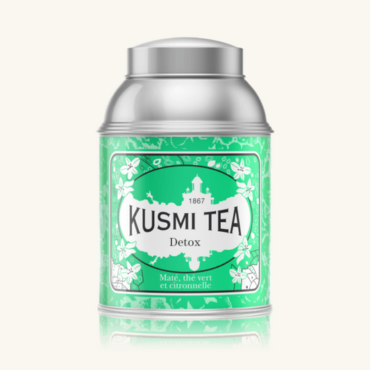 En stor teburk från Kusmi Tea med smaken Detox, med en beige bakgrund.