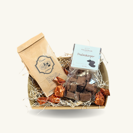 Lilla kaffe fika presentbox fyll med delikatesser så som kaffe, pralinskorpor och exklusiv choklad.